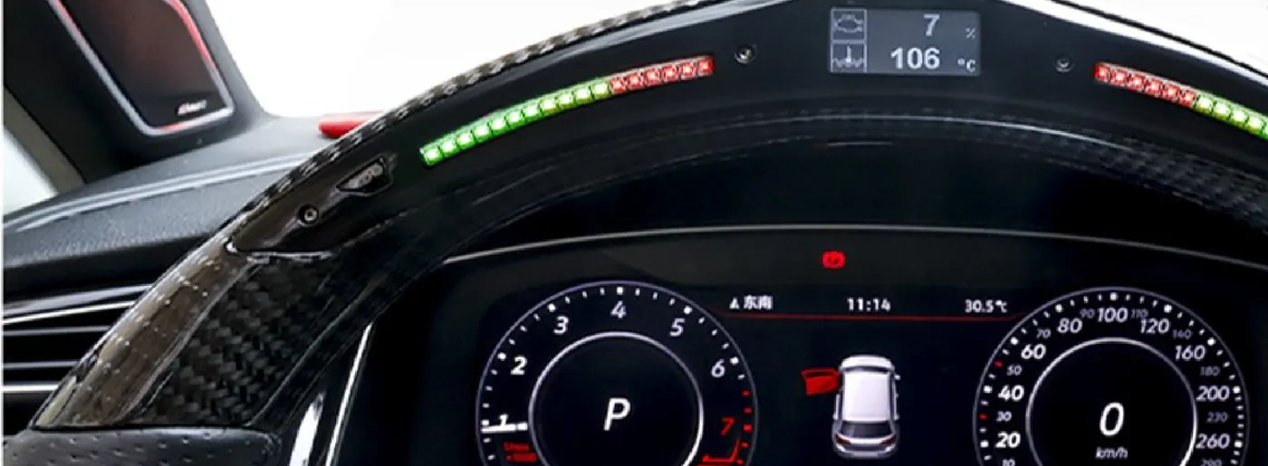 Volante de fibra de carbono con la pantalla LED encendida frente al tablero